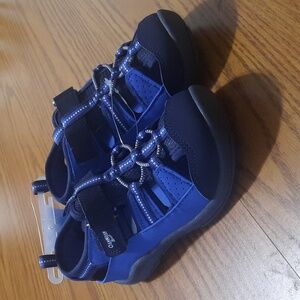 Oshkosh B'gosh sandals size 11 boys